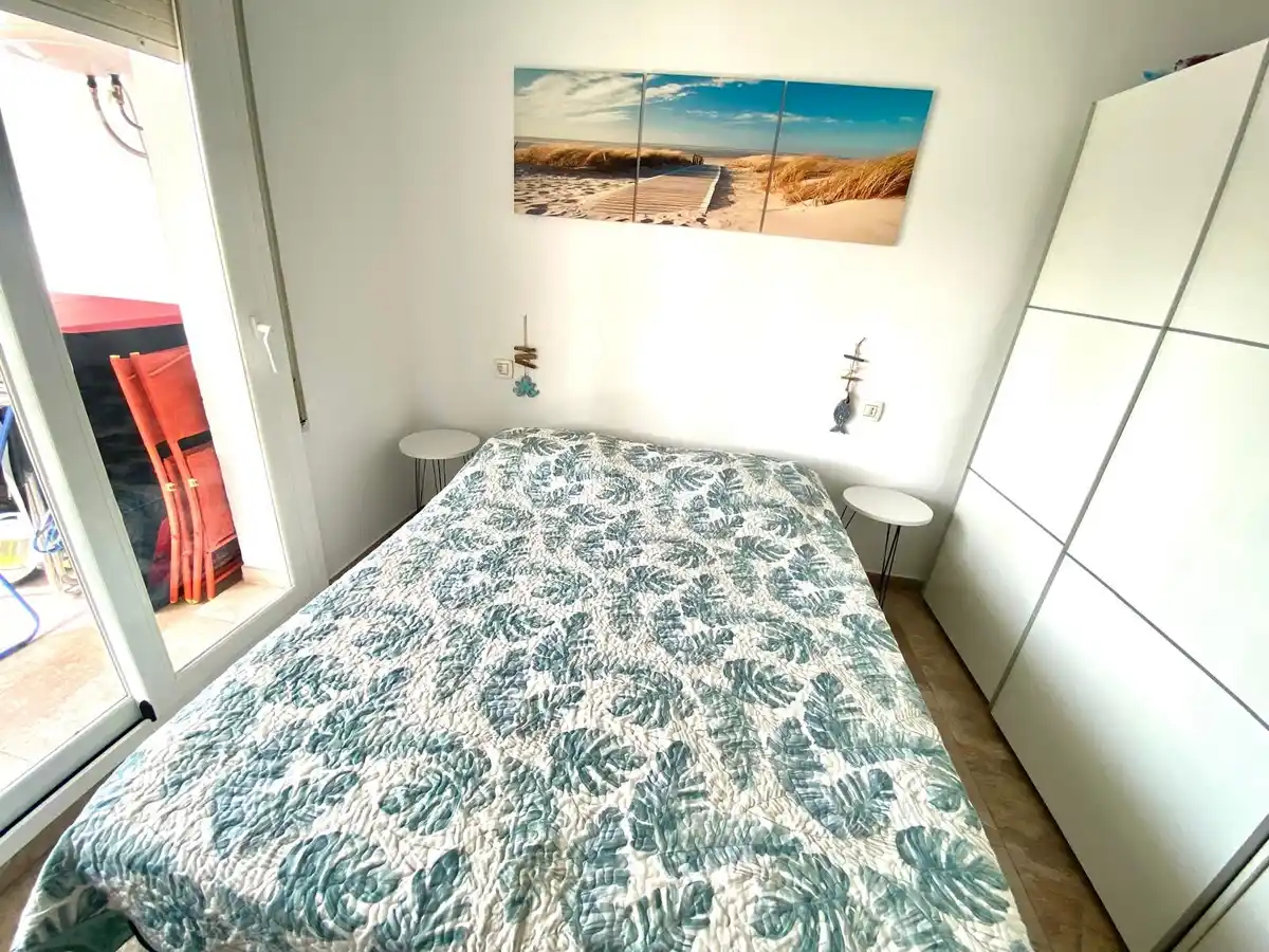 Apartamento totalmente reformado con terraza y vistas al canal en Empuriabrava.