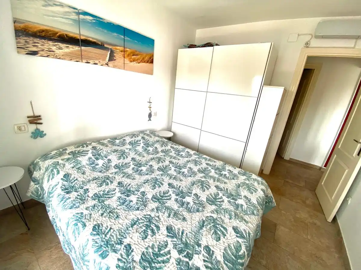 Apartamento totalmente reformado con terraza y vistas al canal en Empuriabrava.