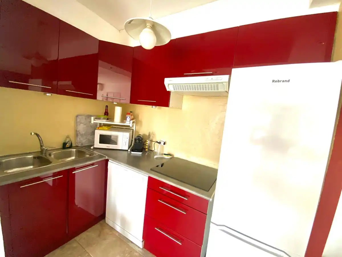 Apartamento totalmente reformado con terraza y vistas al canal en Empuriabrava.