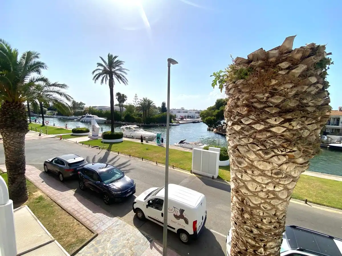Apartamento totalmente reformado con terraza y vistas al canal en Empuriabrava.