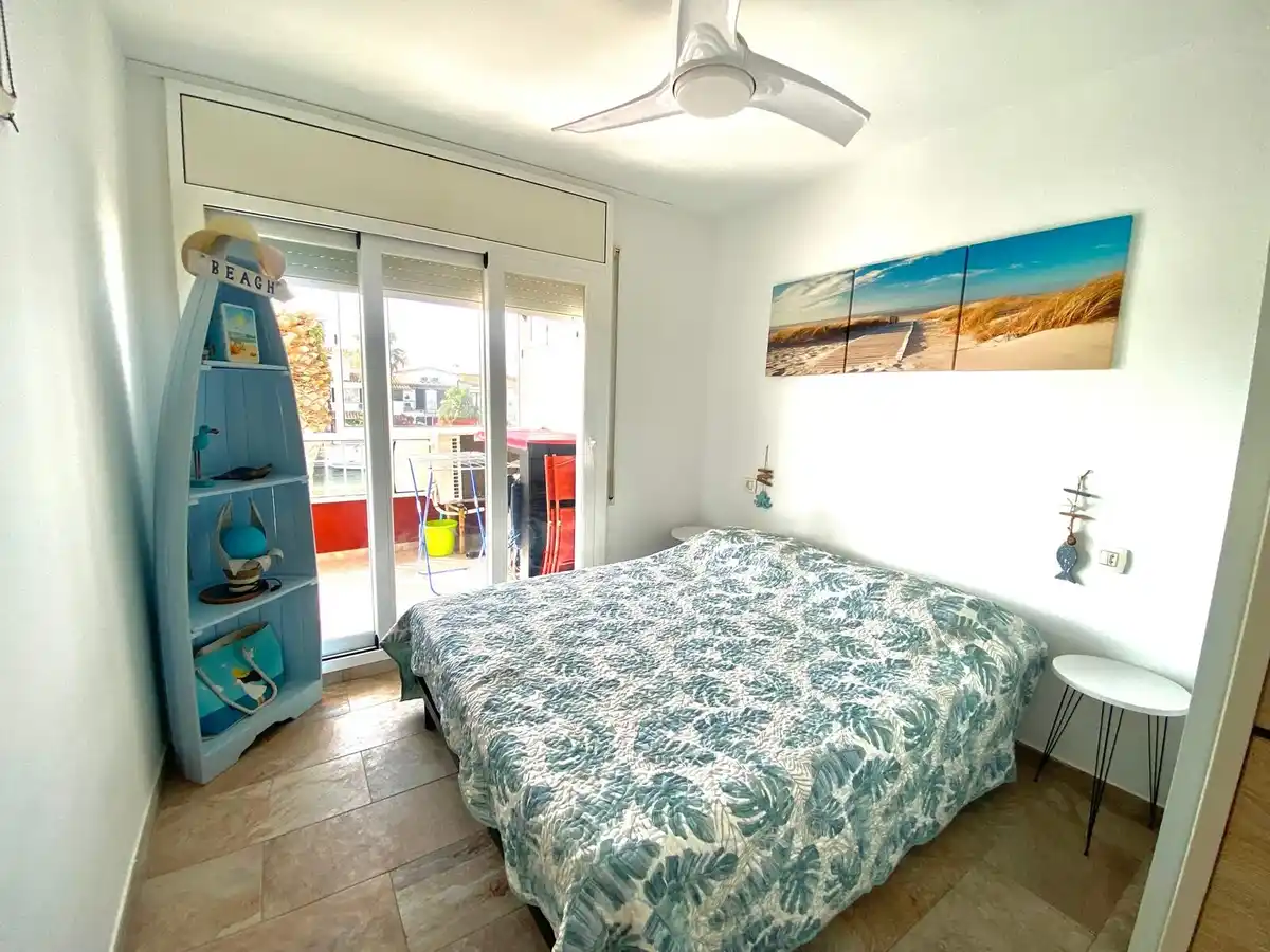Apartamento totalmente reformado con terraza y vistas al canal en Empuriabrava.