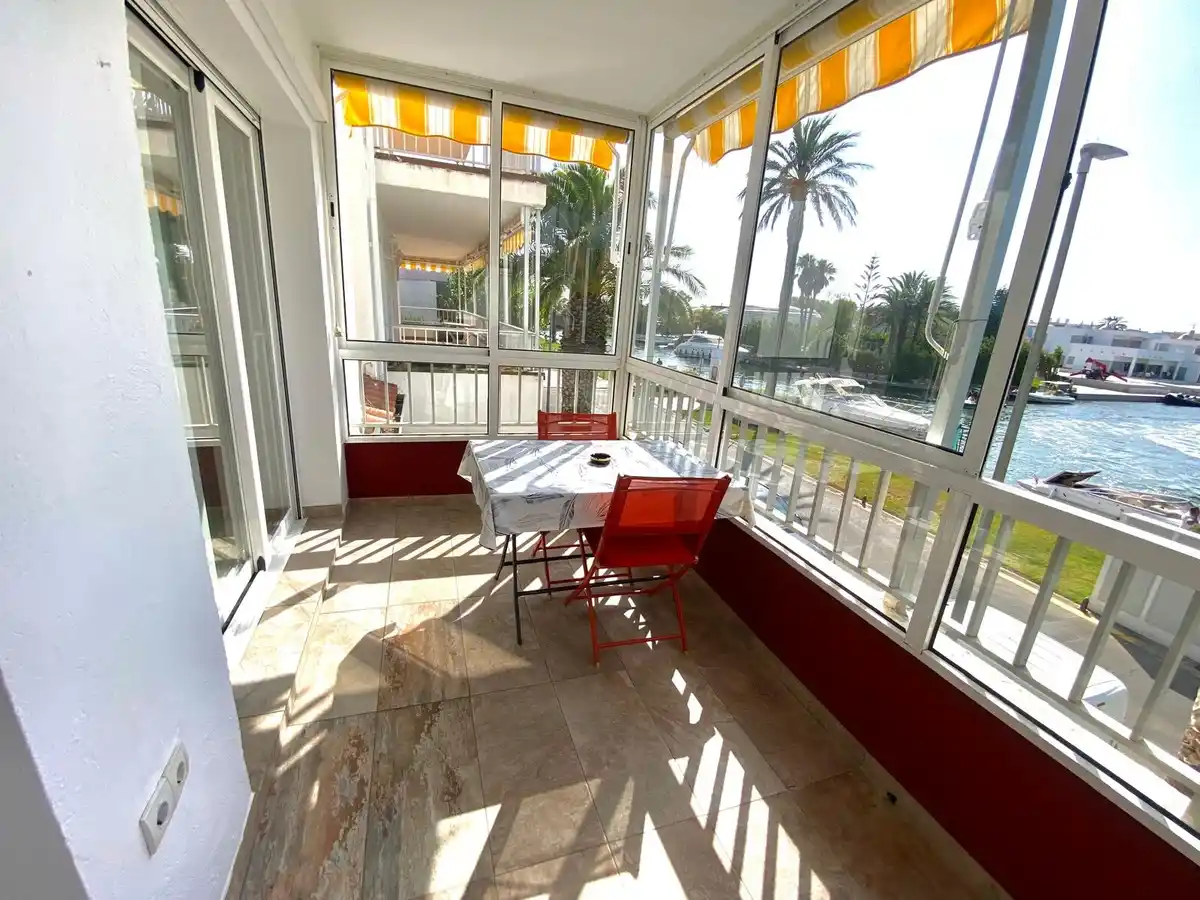 Apartamento totalmente reformado con terraza y vistas al canal en Empuriabrava.