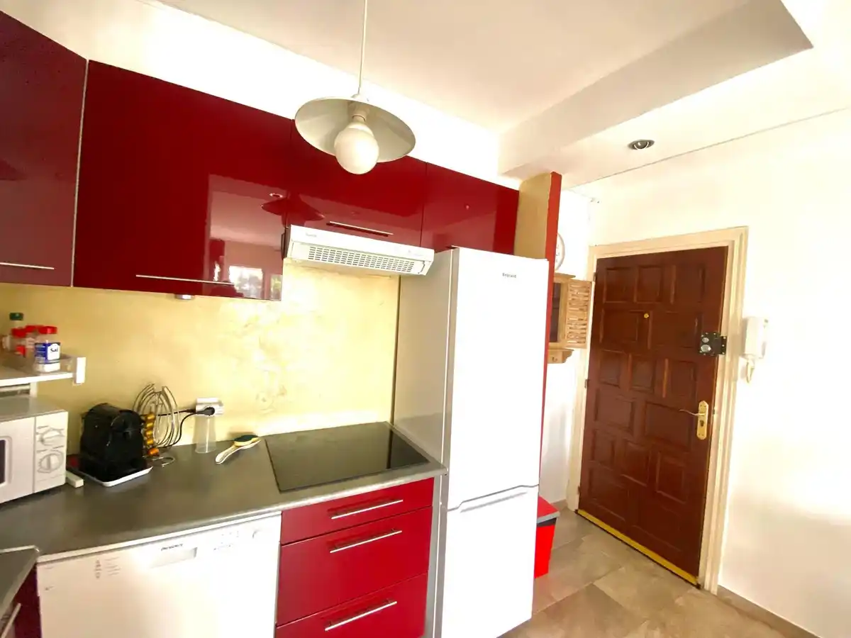 Apartamento totalmente reformado con terraza y vistas al canal en Empuriabrava.