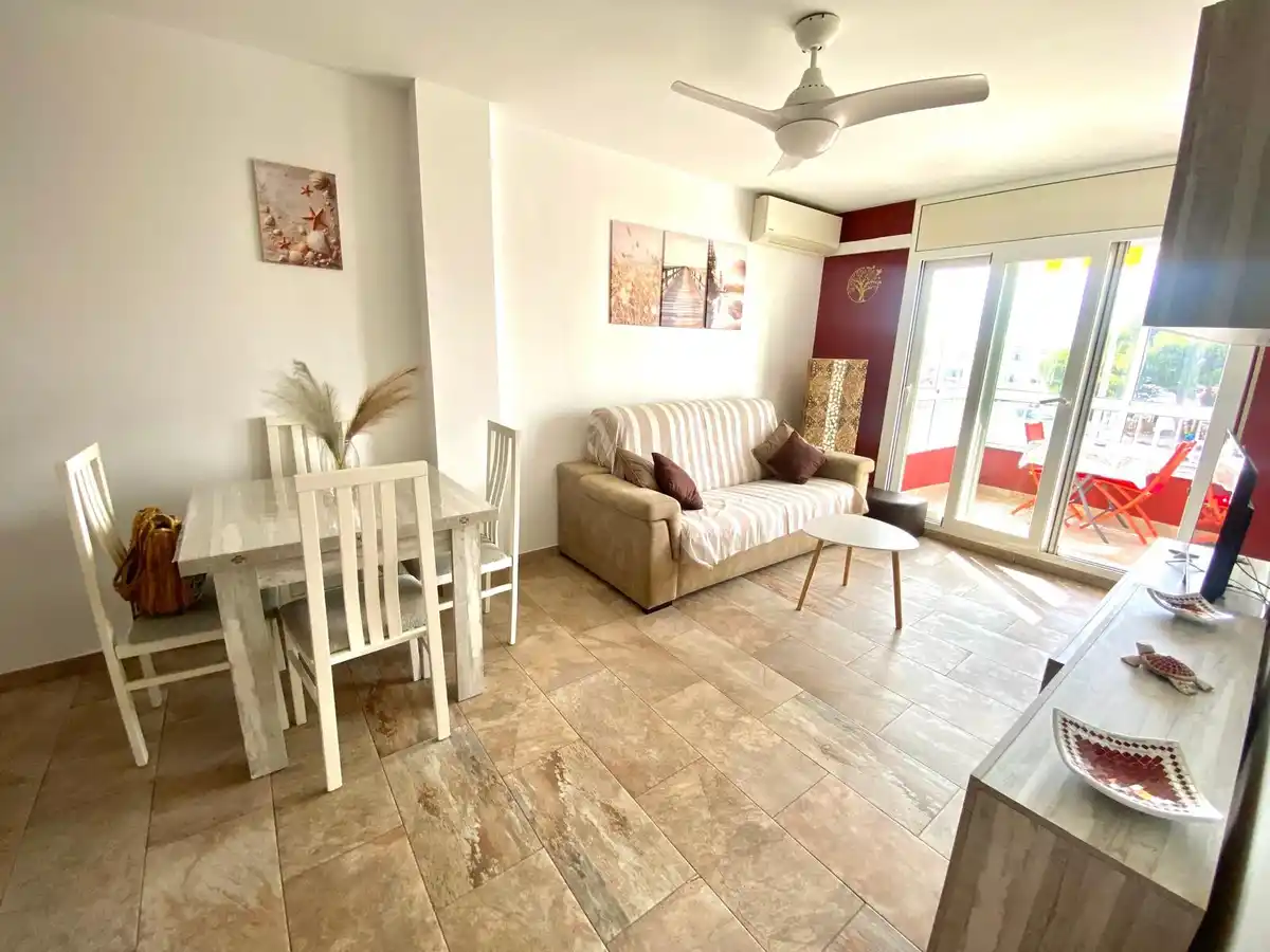 Apartamento totalmente reformado con terraza y vistas al canal en Empuriabrava.