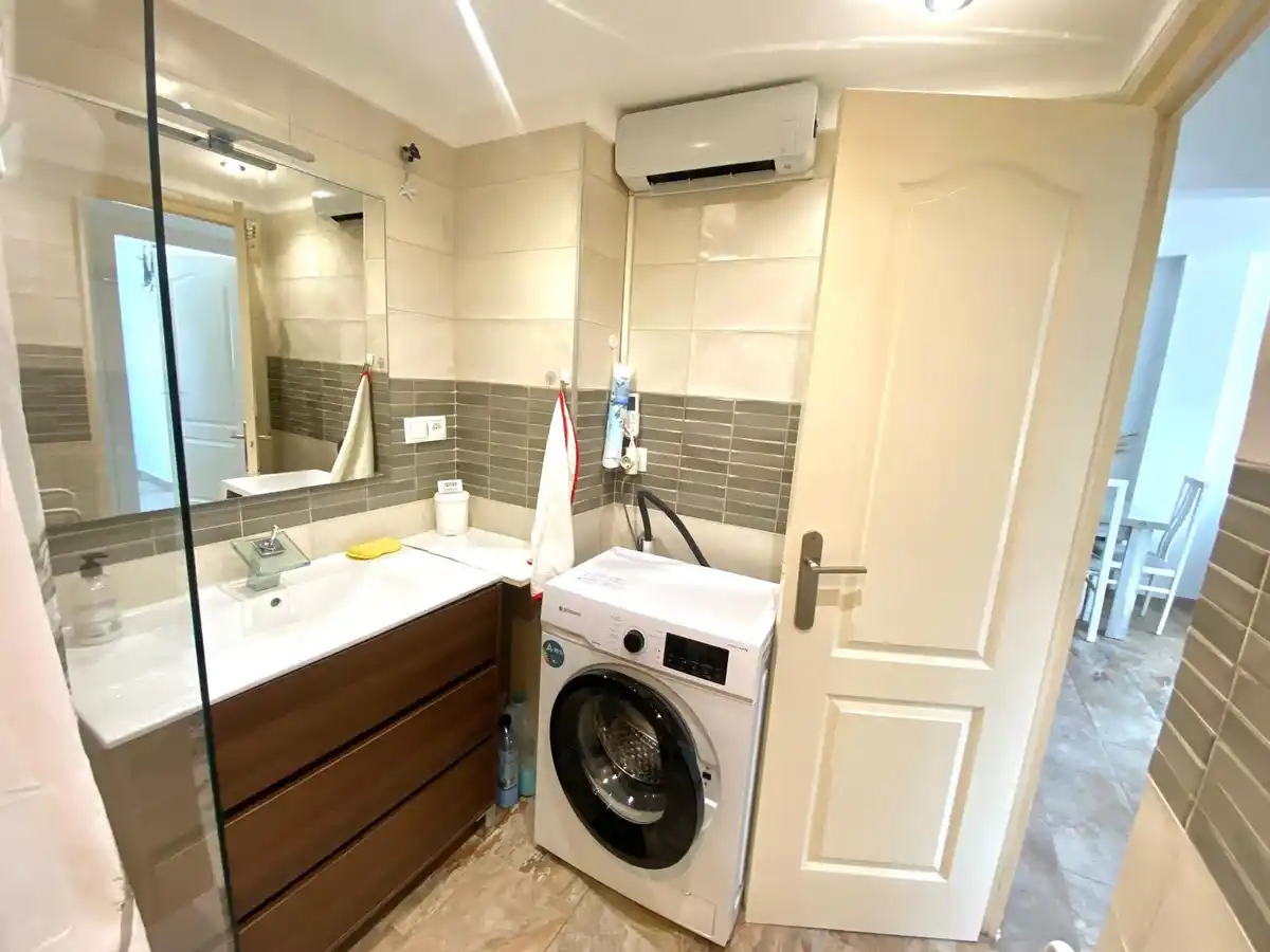 Apartamento totalmente reformado con terraza y vistas al canal en Empuriabrava.