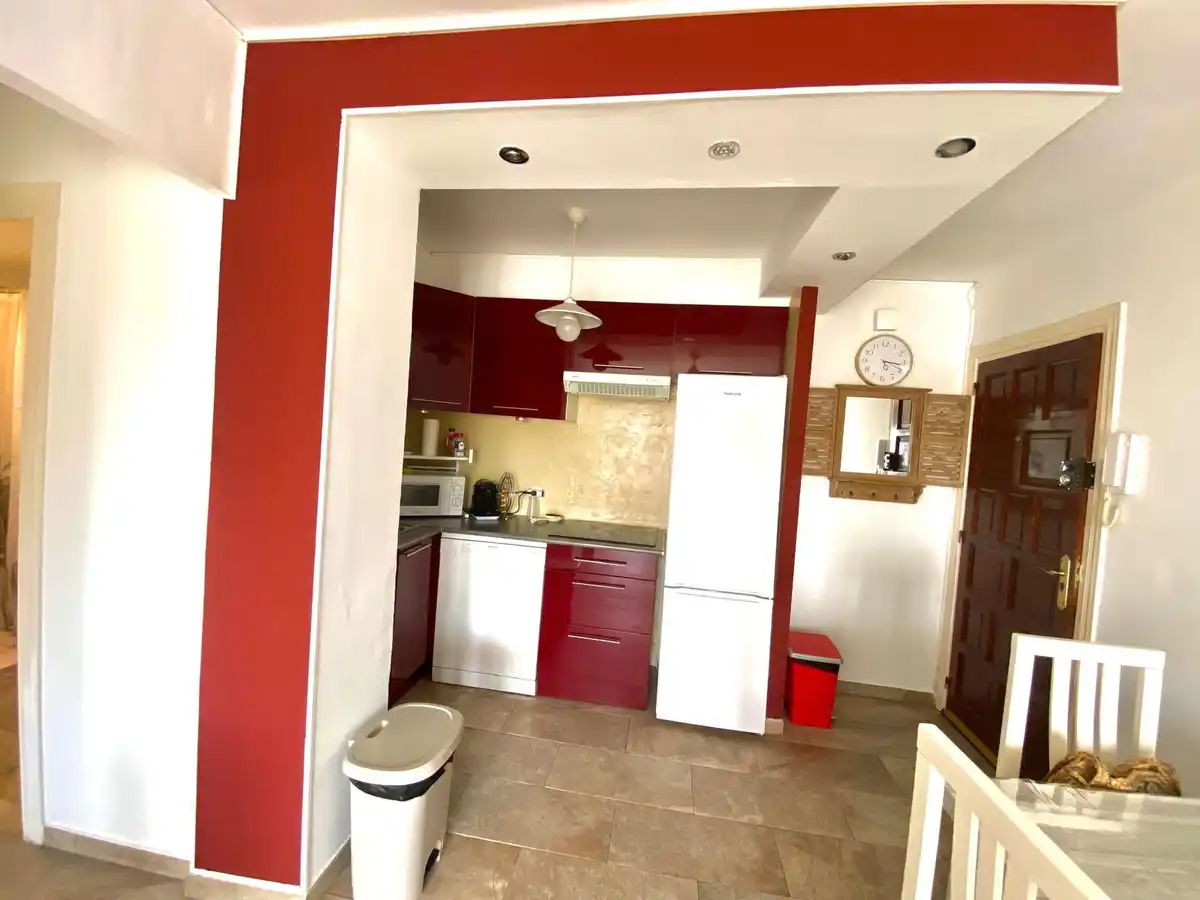 Apartamento totalmente reformado con terraza y vistas al canal en Empuriabrava.