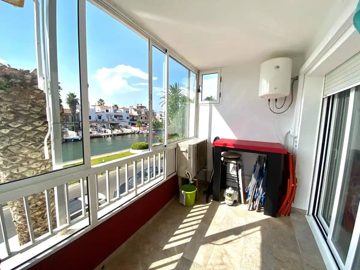 Apartamento totalmente reformado con terraza y vistas al canal en Empuriabrava.