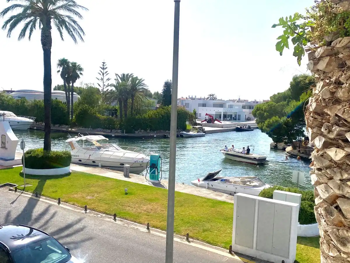 Apartamento totalmente reformado con terraza y vistas al canal en Empuriabrava.