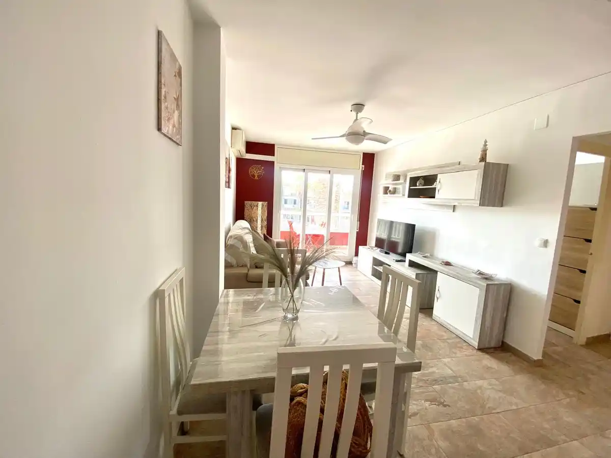 Apartamento totalmente reformado con terraza y vistas al canal en Empuriabrava.