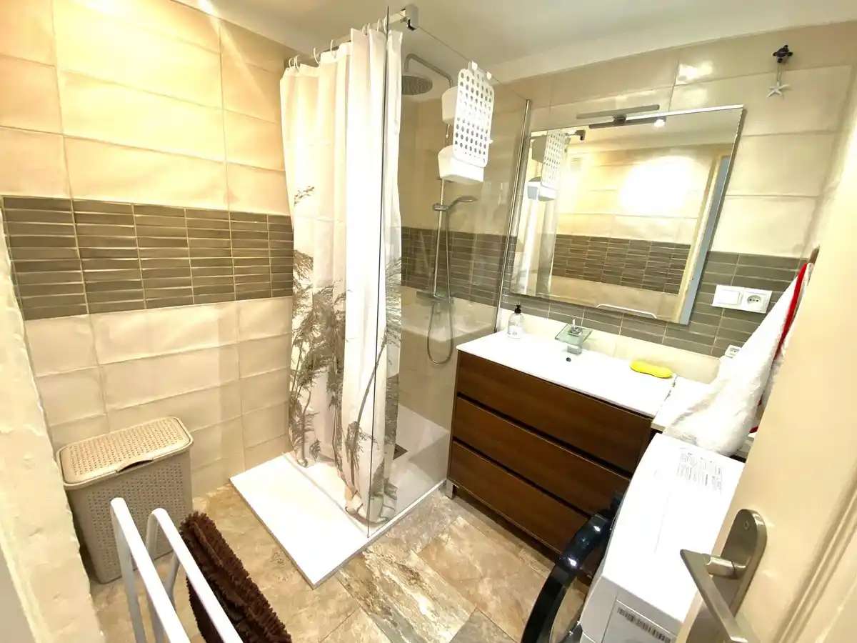 Apartamento totalmente reformado con terraza y vistas al canal en Empuriabrava.