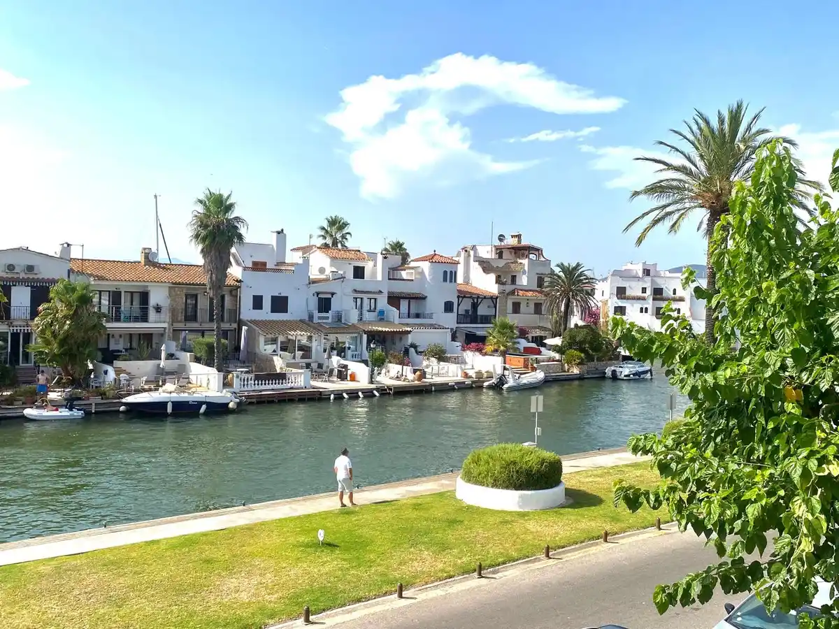 Apartamento totalmente reformado con terraza y vistas al canal en Empuriabrava.