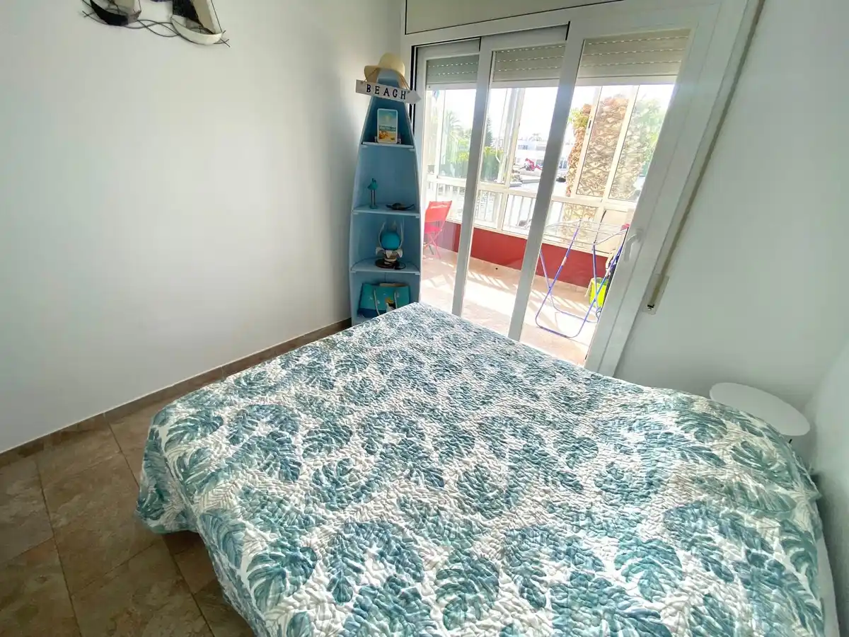 Apartamento totalmente reformado con terraza y vistas al canal en Empuriabrava.