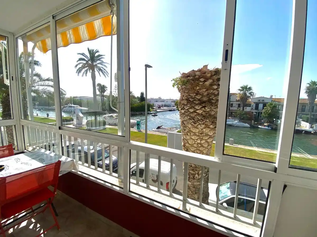Apartamento totalmente reformado con terraza y vistas al canal en Empuriabrava.