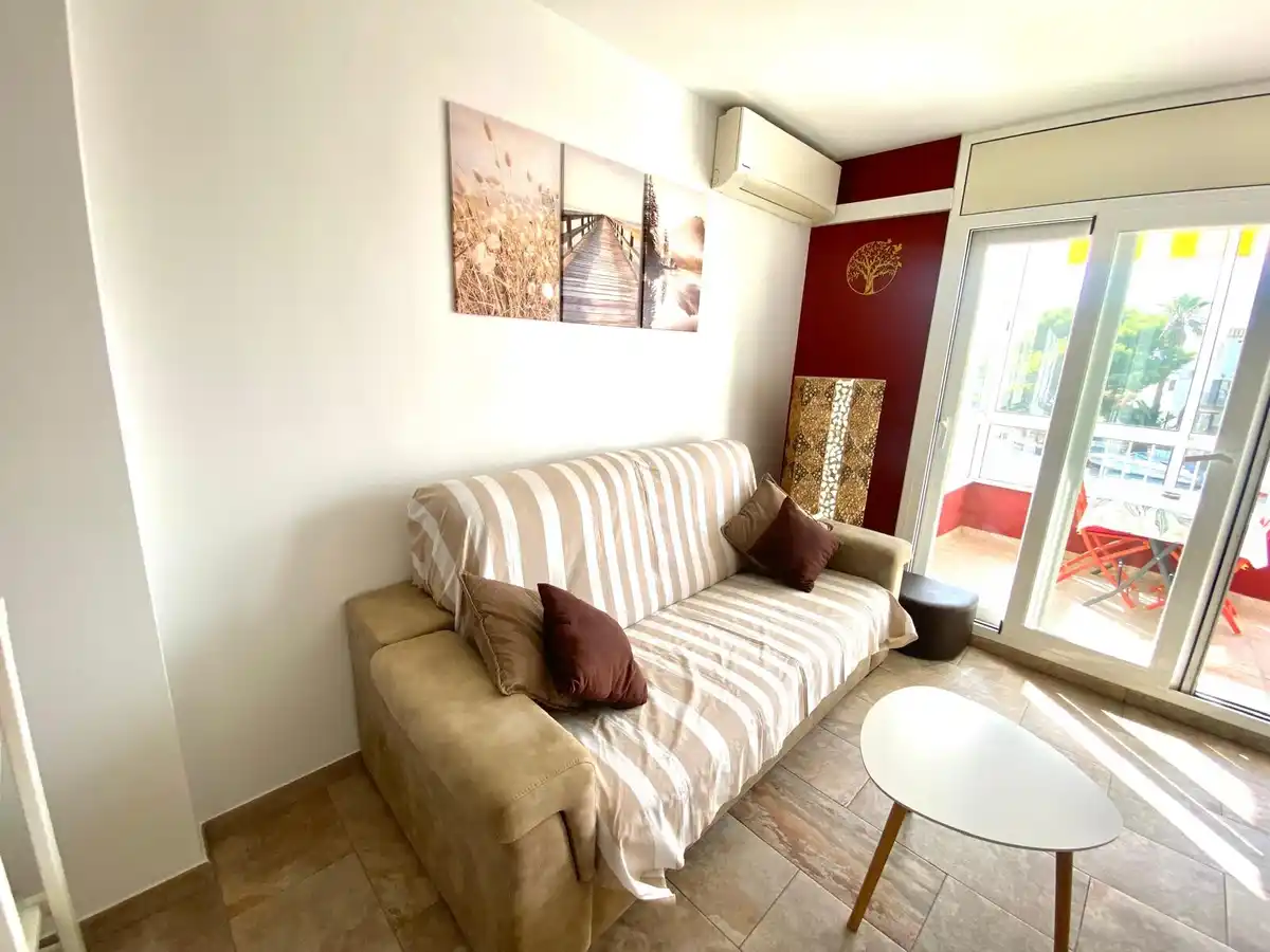 Apartamento totalmente reformado con terraza y vistas al canal en Empuriabrava.