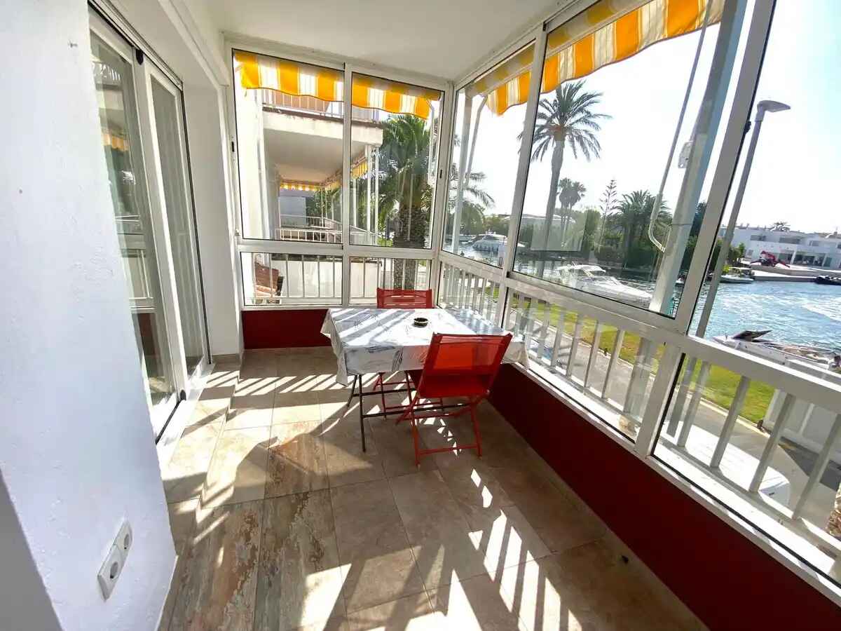 Fully renovated apartment with terrace and views of the canal in Empuriabrava.