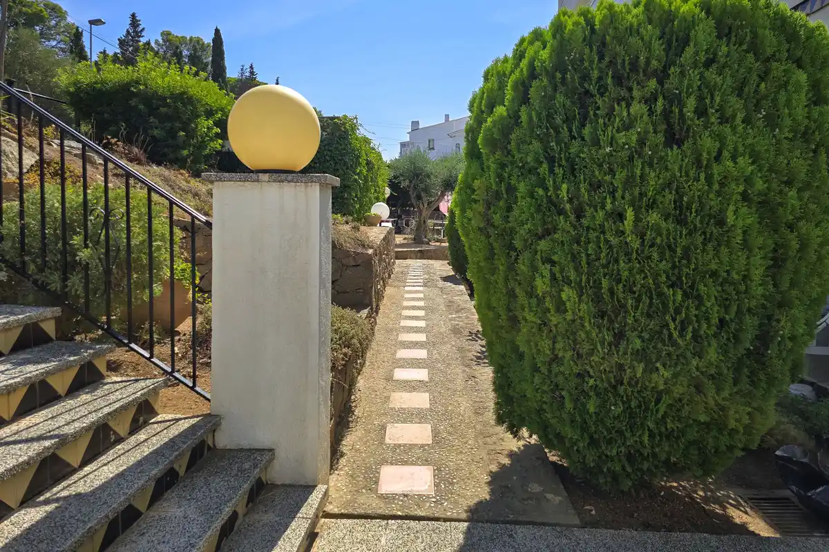 Si buscas un lugar tranquilo en Roses, rodeado de naturaleza y con todas las comodidades para disfrutarlo durante todo el año, este apartamento puede sorprenderte.