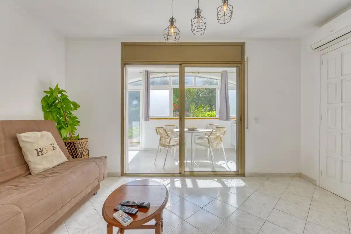 Si buscas un lugar tranquilo en Roses, rodeado de naturaleza y con todas las comodidades para disfrutarlo durante todo el año, este apartamento puede sorprenderte.