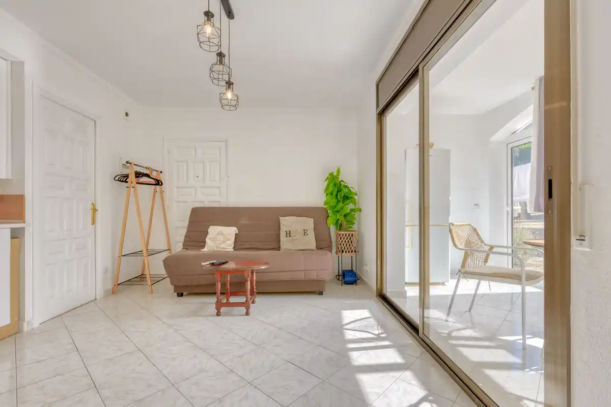 Si buscas un lugar tranquilo en Roses, rodeado de naturaleza y con todas las comodidades para disfrutarlo durante todo el año, este apartamento puede sorprenderte.