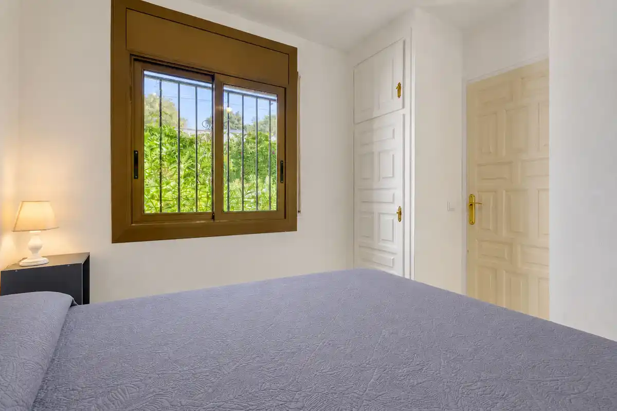 Si buscas un lugar tranquilo en Roses, rodeado de naturaleza y con todas las comodidades para disfrutarlo durante todo el año, este apartamento puede sorprenderte.