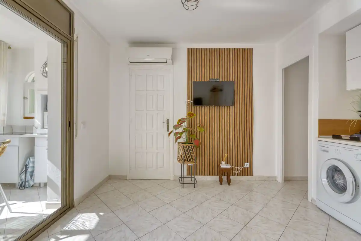 Si buscas un lugar tranquilo en Roses, rodeado de naturaleza y con todas las comodidades para disfrutarlo durante todo el año, este apartamento puede sorprenderte.