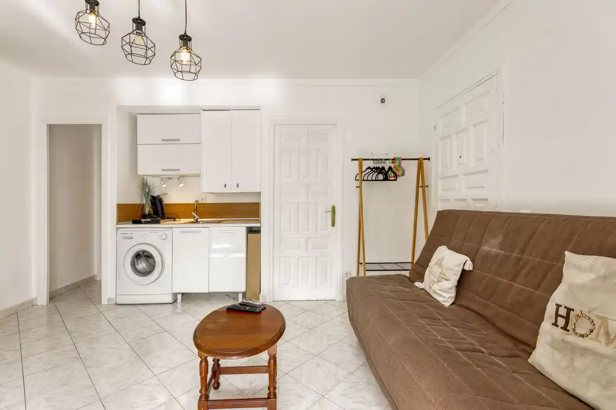 Si buscas un lugar tranquilo en Roses, rodeado de naturaleza y con todas las comodidades para disfrutarlo durante todo el año, este apartamento puede sorprenderte.