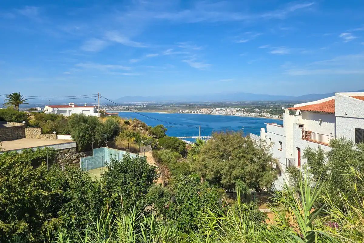 Si buscas un lugar tranquilo en Roses, rodeado de naturaleza y con todas las comodidades para disfrutarlo durante todo el año, este apartamento puede sorprenderte.