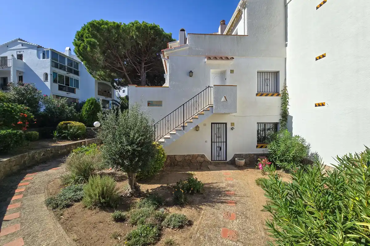 Si buscas un lugar tranquilo en Roses, rodeado de naturaleza y con todas las comodidades para disfrutarlo durante todo el año, este apartamento puede sorprenderte.