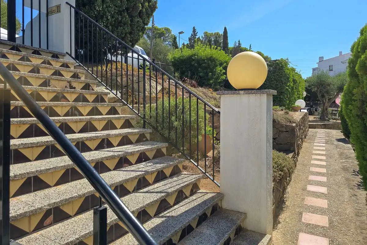 Si buscas un lugar tranquilo en Roses, rodeado de naturaleza y con todas las comodidades para disfrutarlo durante todo el año, este apartamento puede sorprenderte.