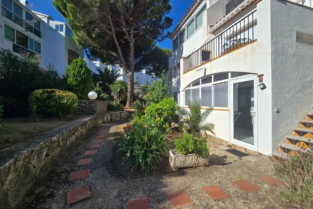 Si buscas un lugar tranquilo en Roses, rodeado de naturaleza y con todas las comodidades para disfrutarlo durante todo el año, este apartamento puede sorprenderte.