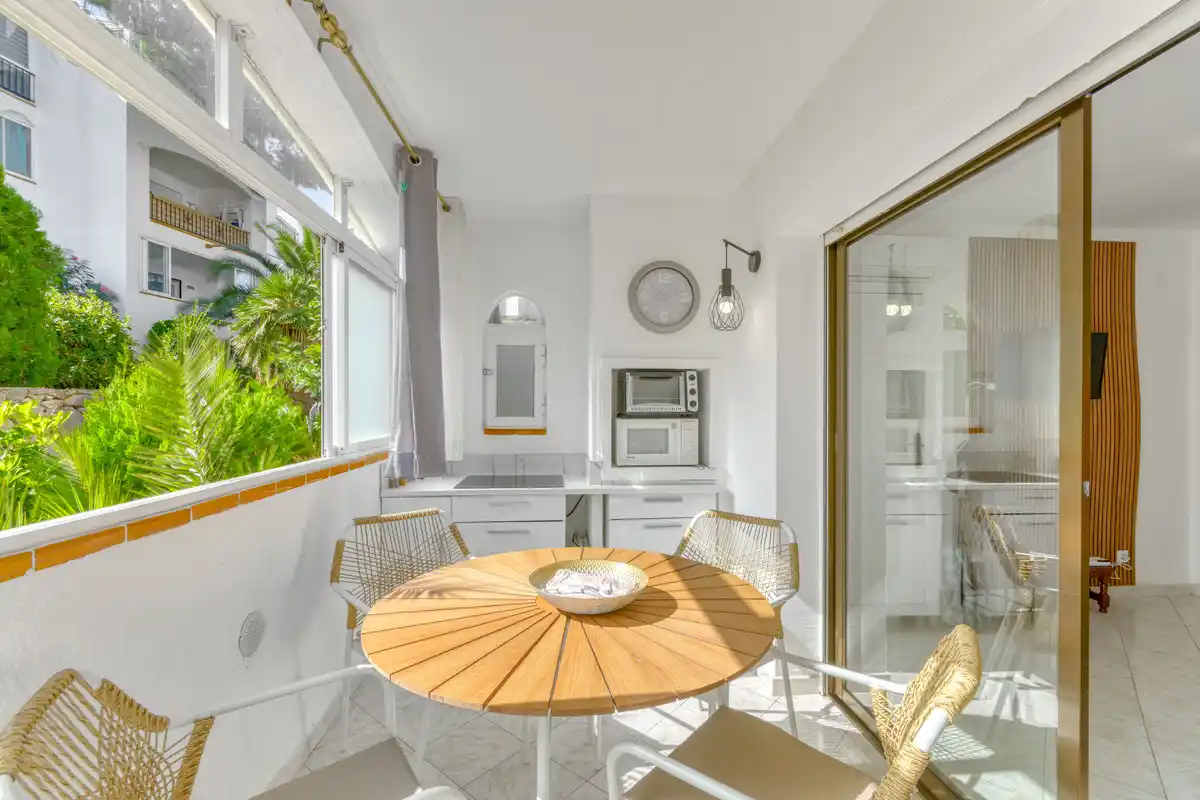Si buscas un lugar tranquilo en Roses, rodeado de naturaleza y con todas las comodidades para disfrutarlo durante todo el año, este apartamento puede sorprenderte.
