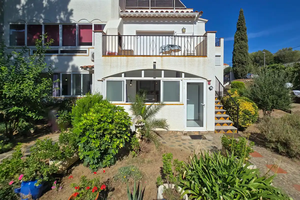 Si buscas un lugar tranquilo en Roses, rodeado de naturaleza y con todas las comodidades para disfrutarlo durante todo el año, este apartamento puede sorprenderte.