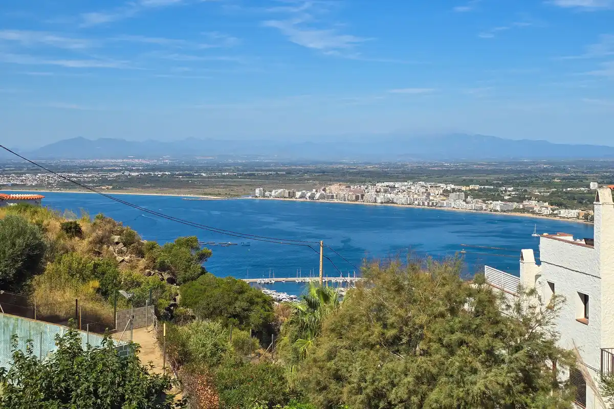 Si buscas un lugar tranquilo en Roses, rodeado de naturaleza y con todas las comodidades para disfrutarlo durante todo el año, este apartamento puede sorprenderte.