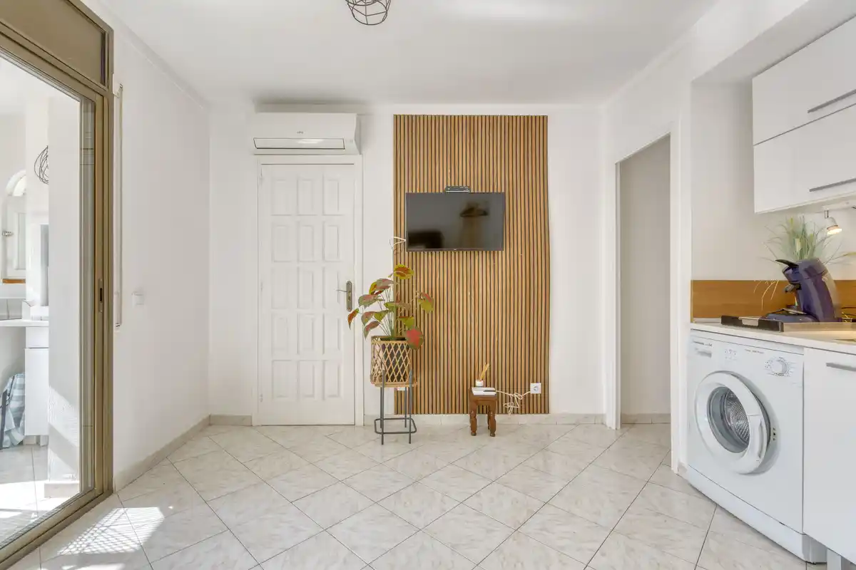Si buscas un lugar tranquilo en Roses, rodeado de naturaleza y con todas las comodidades para disfrutarlo durante todo el año, este apartamento puede sorprenderte.