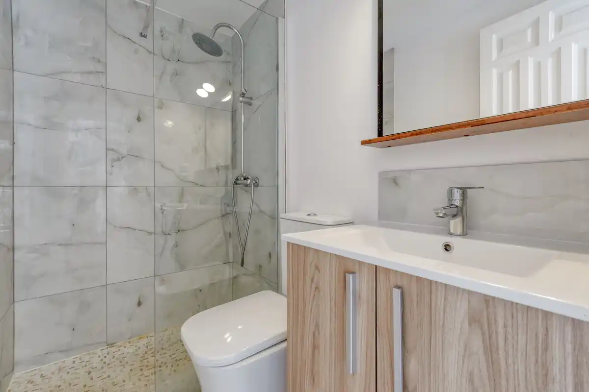 Si buscas un lugar tranquilo en Roses, rodeado de naturaleza y con todas las comodidades para disfrutarlo durante todo el año, este apartamento puede sorprenderte.