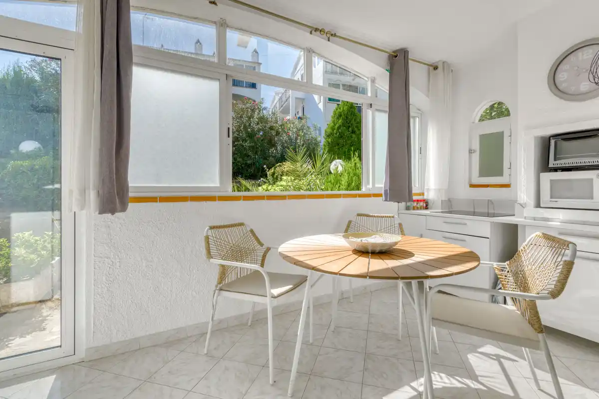 Si buscas un lugar tranquilo en Roses, rodeado de naturaleza y con todas las comodidades para disfrutarlo durante todo el año, este apartamento puede sorprenderte.