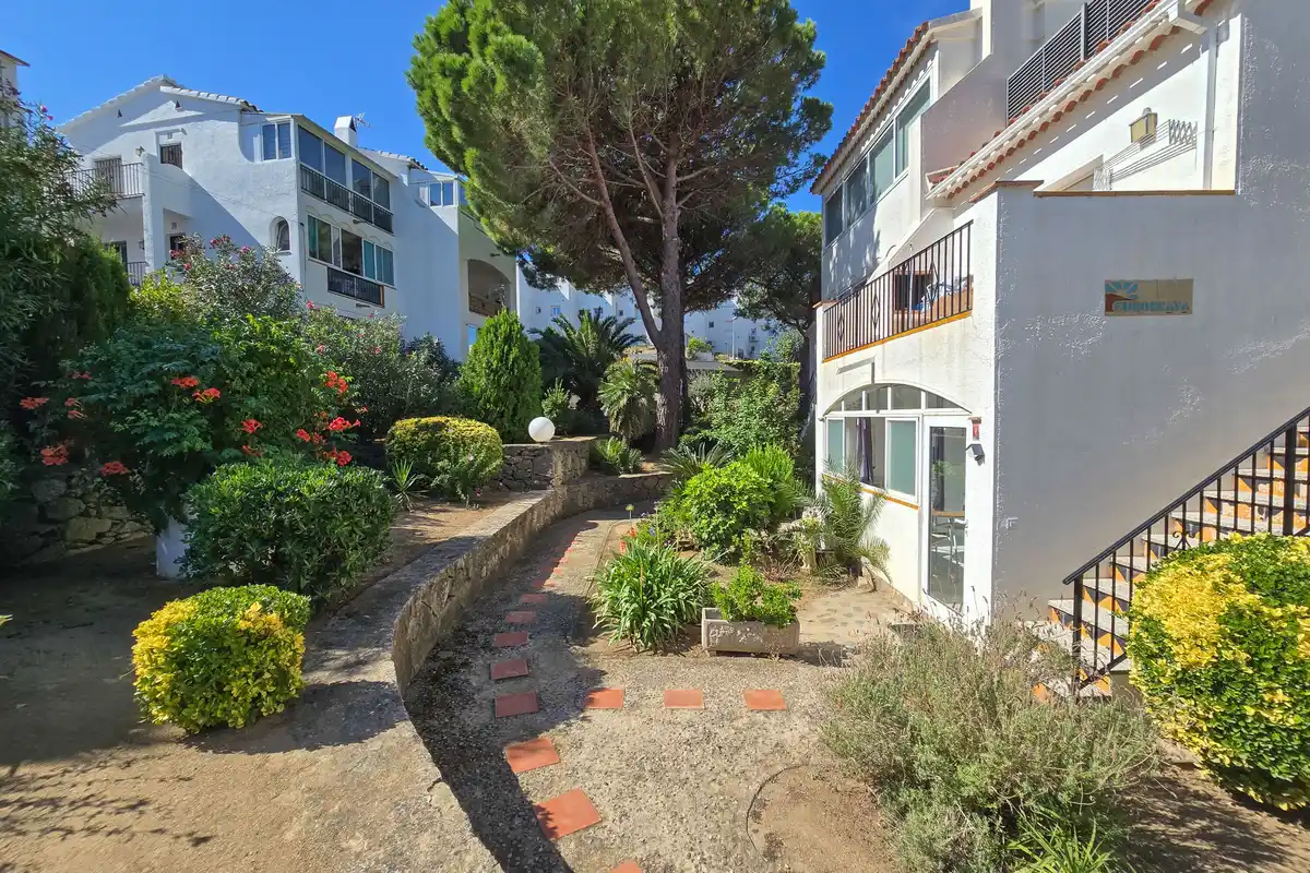 Si buscas un lugar tranquilo en Roses, rodeado de naturaleza y con todas las comodidades para disfrutarlo durante todo el año, este apartamento puede sorprenderte.