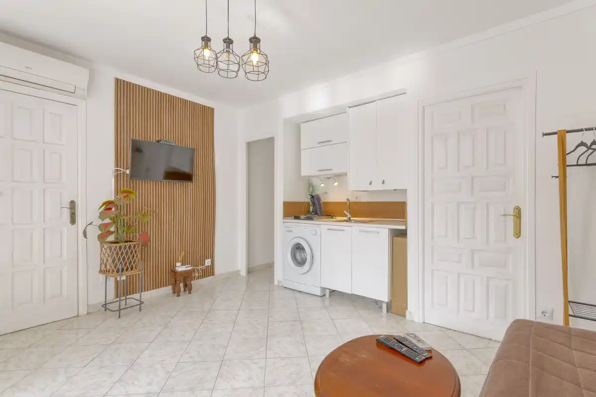 Si buscas un lugar tranquilo en Roses, rodeado de naturaleza y con todas las comodidades para disfrutarlo durante todo el año, este apartamento puede sorprenderte.