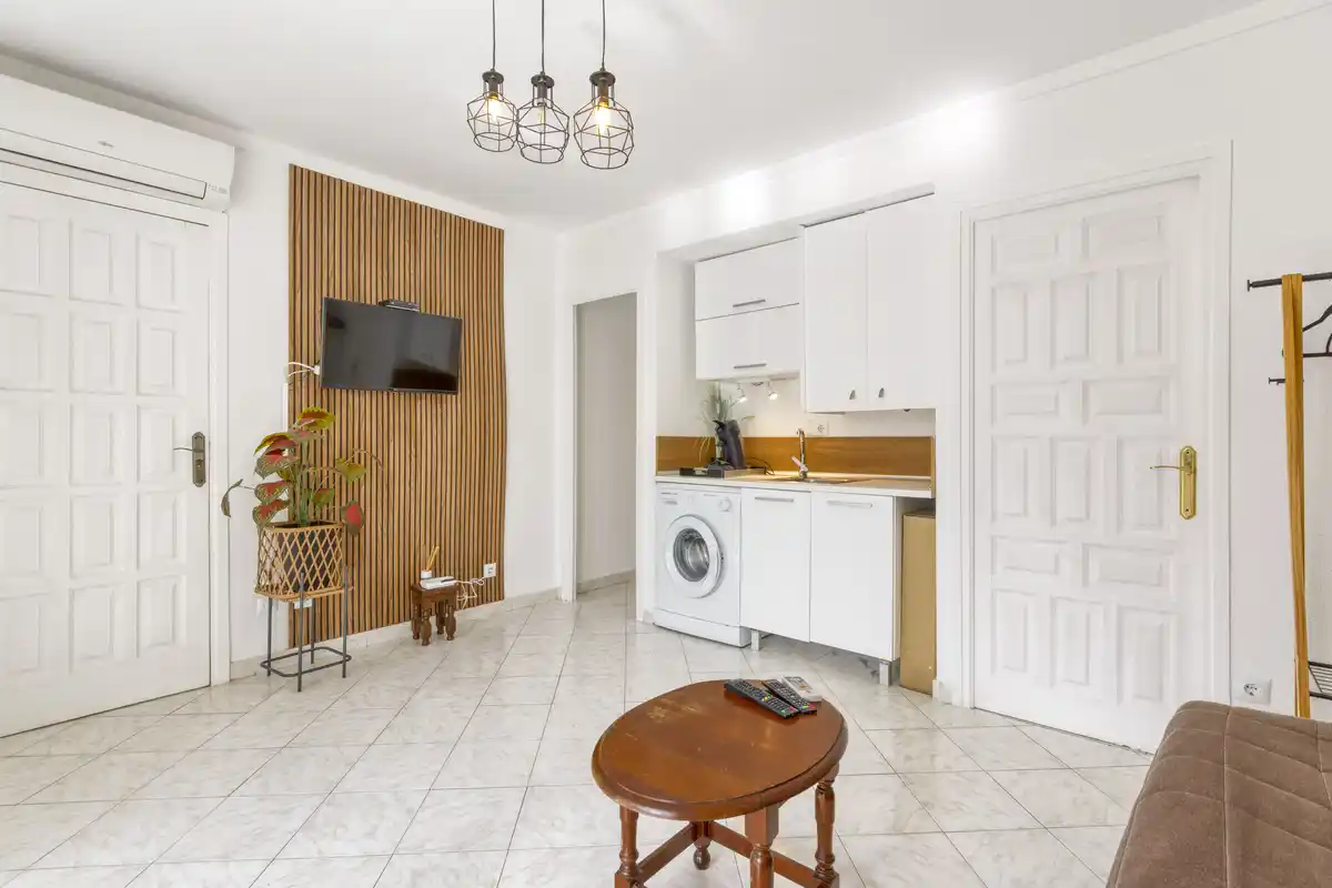 Si buscas un lugar tranquilo en Roses, rodeado de naturaleza y con todas las comodidades para disfrutarlo durante todo el año, este apartamento puede sorprenderte.