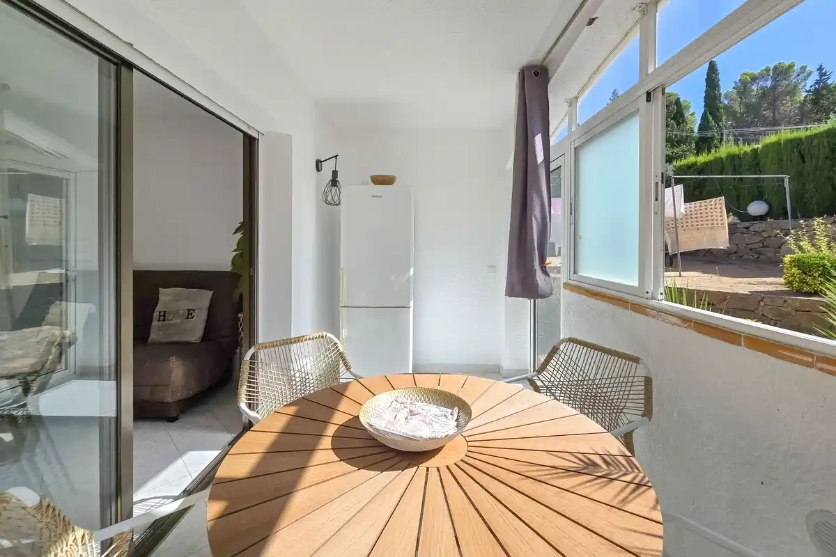 Si buscas un lugar tranquilo en Roses, rodeado de naturaleza y con todas las comodidades para disfrutarlo durante todo el año, este apartamento puede sorprenderte.