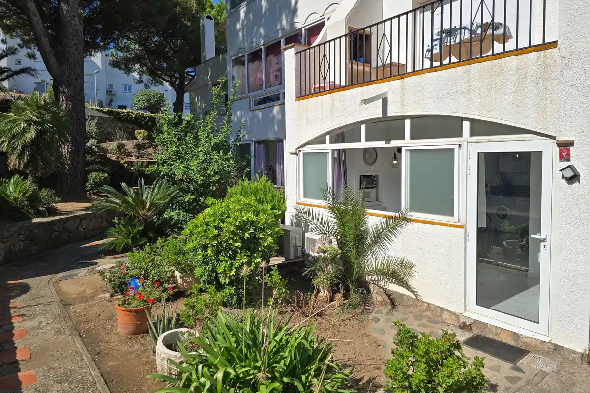 Si buscas un lugar tranquilo en Roses, rodeado de naturaleza y con todas las comodidades para disfrutarlo durante todo el año, este apartamento puede sorprenderte.