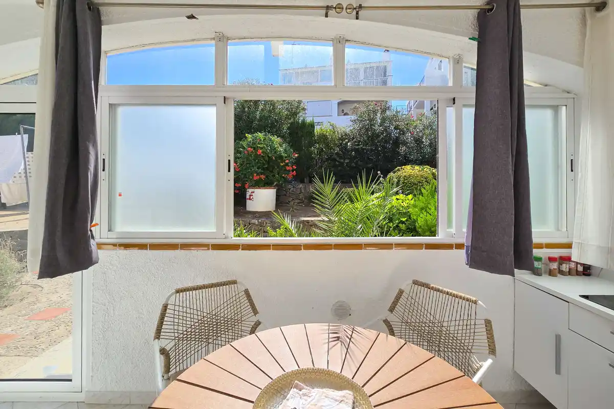 Si buscas un lugar tranquilo en Roses, rodeado de naturaleza y con todas las comodidades para disfrutarlo durante todo el año, este apartamento puede sorprenderte.