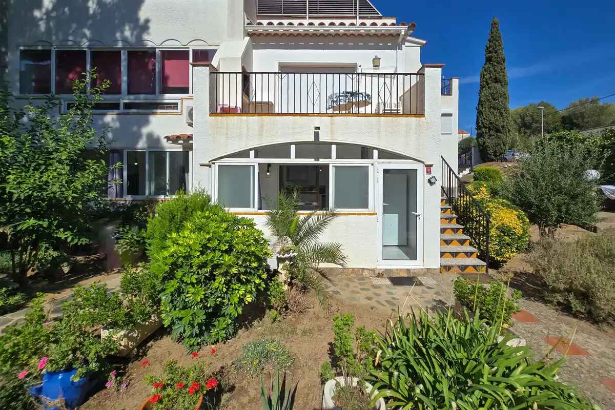 If you are looking for a quiet place in Roses, surrounded by nature and with all the amenities to enjoy it all year round, this apartment may surprise you.
