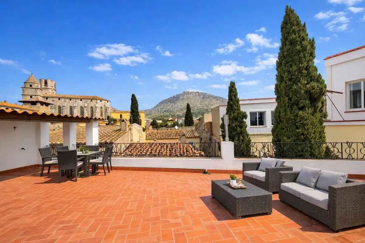 House for sale with incredible views in the centre of Torroella de Montgrí.