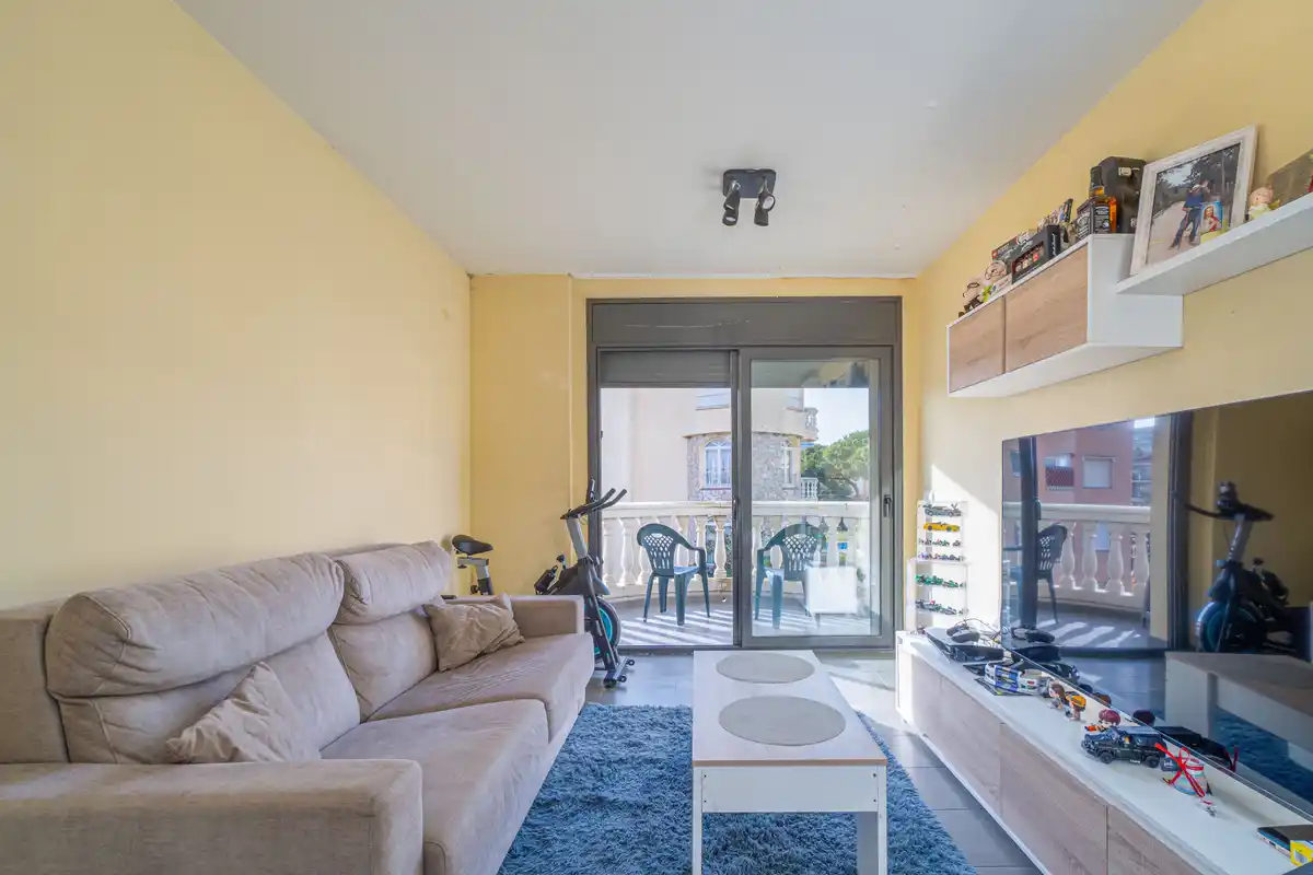 Moderno apartamento con piscina comunitaria y plaza de aparcamiento (Empuriabrava).