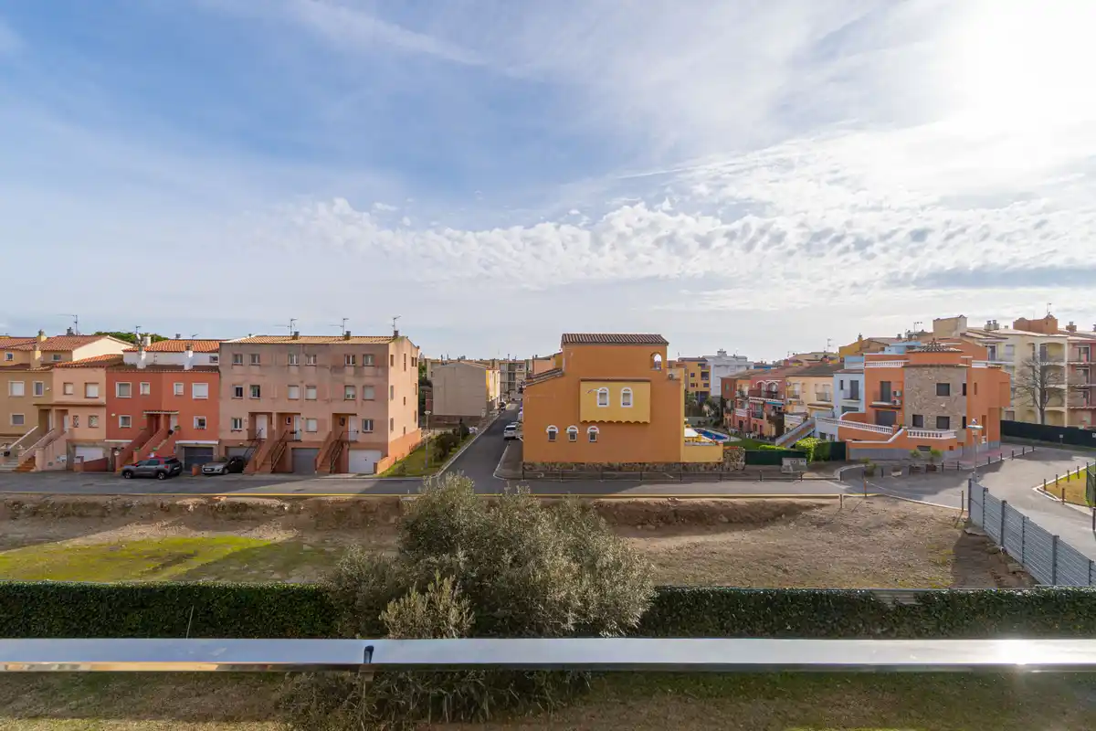 Moderno apartamento con piscina comunitaria y plaza de aparcamiento (Empuriabrava).