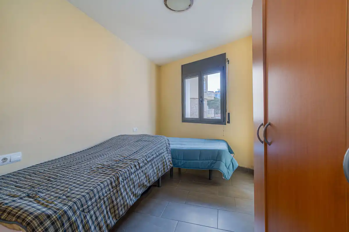 Moderno apartamento con piscina comunitaria y plaza de aparcamiento (Empuriabrava).