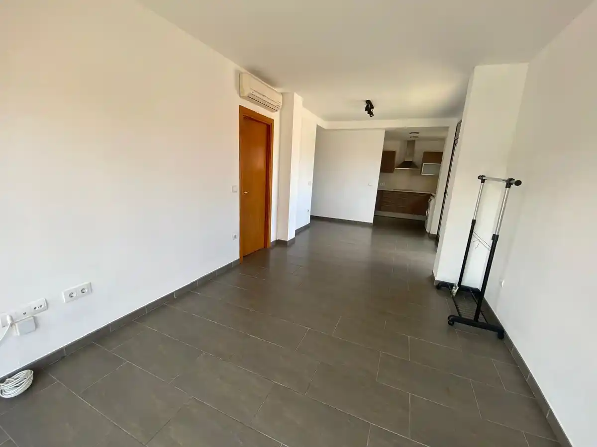 Moderno apartamento con piscina comunitaria y plaza de aparcamiento (Empuriabrava).