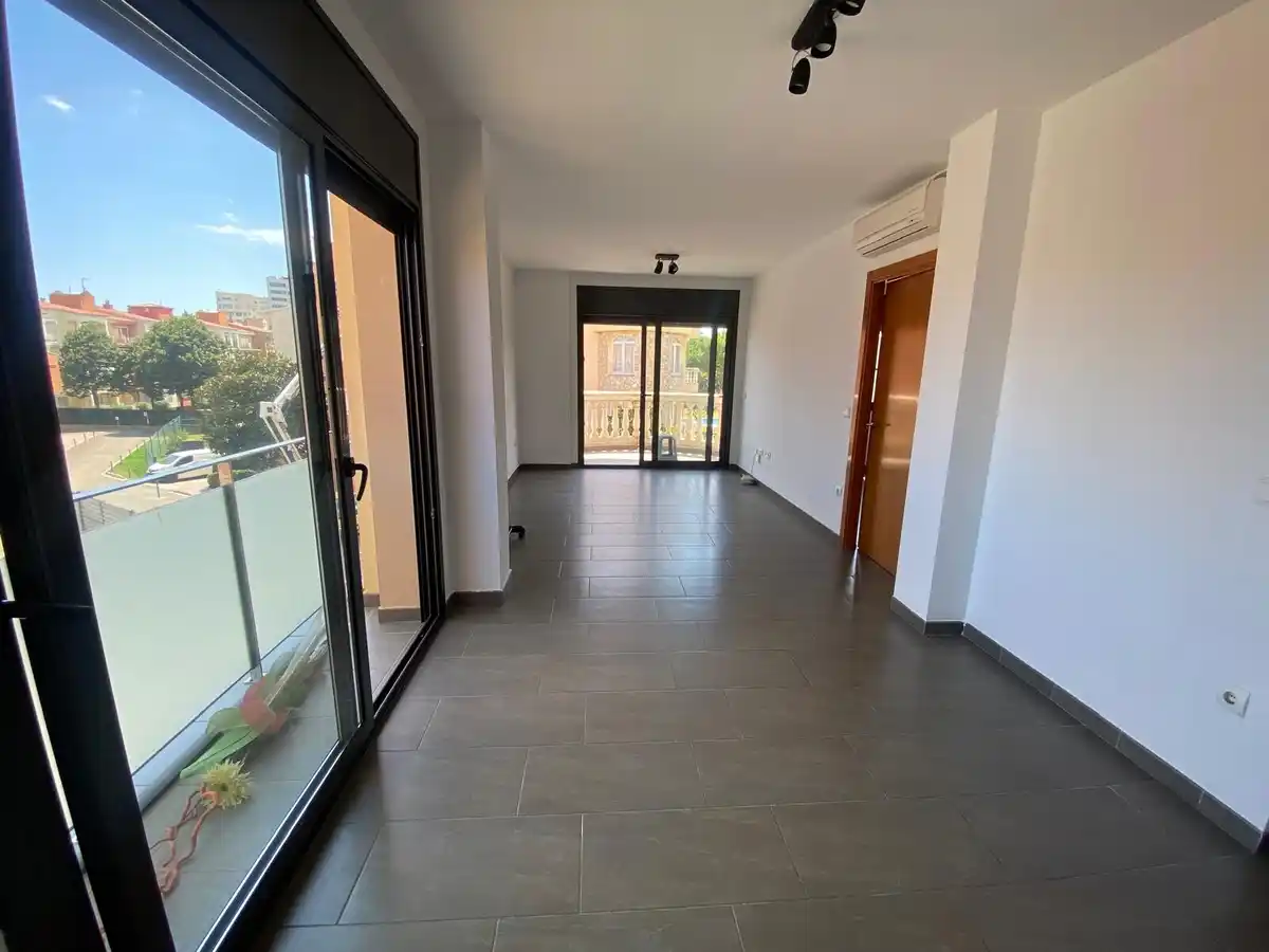 Moderno apartamento con piscina comunitaria y plaza de aparcamiento (Empuriabrava).