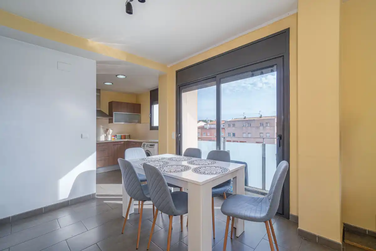 Moderno apartamento con piscina comunitaria y plaza de aparcamiento (Empuriabrava).
