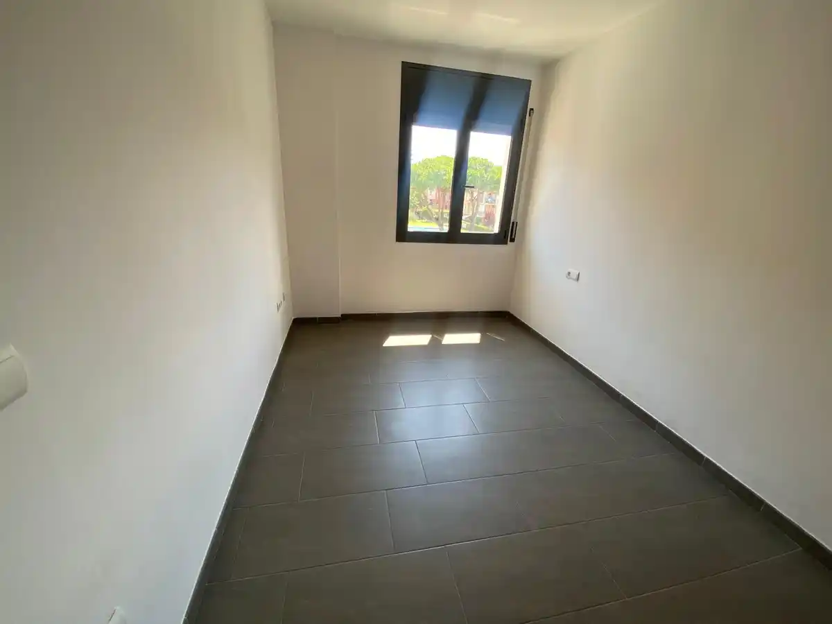 Moderno apartamento con piscina comunitaria y plaza de aparcamiento (Empuriabrava).